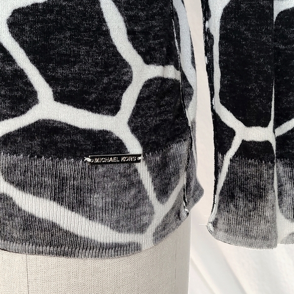 Michael Kors Reversible Giraffe Print Knit - Picture 3 of 7
